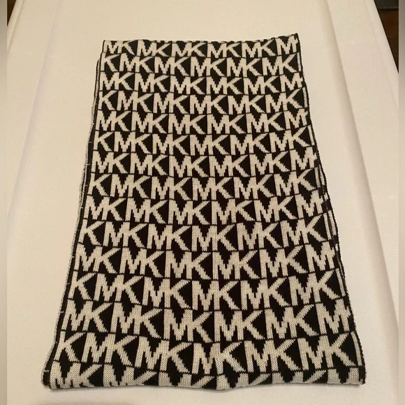 Micheal Kors Infinity Scarf - Picture 1 of 2
